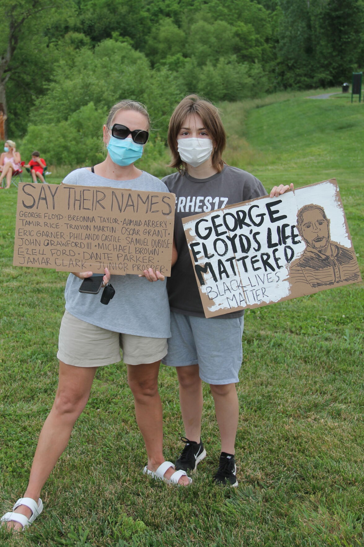 Large crowd turns out in Round Hill for a peaceful protest, vigil